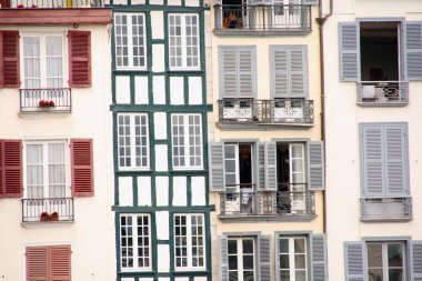 Eski Bayonne kasabasının mimarisi.