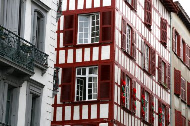 Eski Bayonne kasabasının mimarisi.