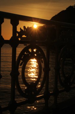 San Sebastian Körfezi Alacakaranlıkta