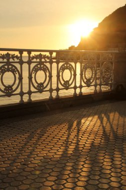San Sebastian Körfezi Alacakaranlıkta