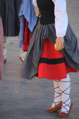 Halk festivalinde geleneksel bas dansı