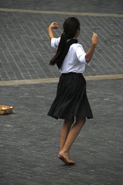 Halk festivalinde geleneksel bas dansı
