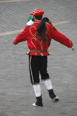 Halk festivalinde geleneksel bas dansı