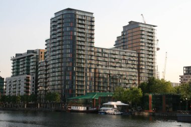Canary Wharf, Londra 'daki ofis kulesi.