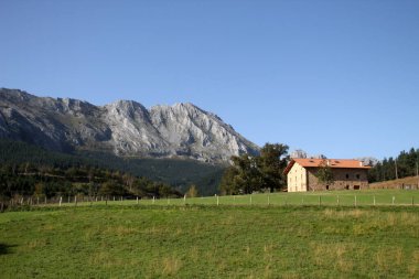 Kırsaldaki tipik Bask evi.