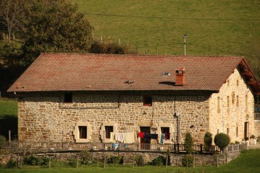 Kırsaldaki tipik Bask evi.