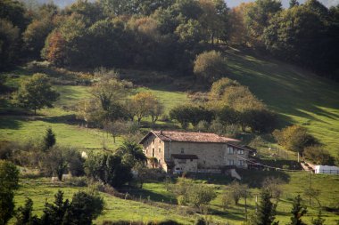 Kırsaldaki tipik Bask evi.
