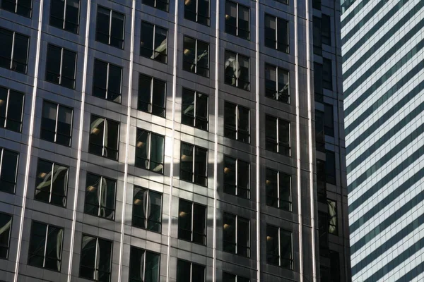 ロンドンのカナリーワーフにオフィスタワー — ストック写真