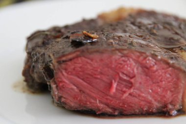 Tabakta kızarmış et.