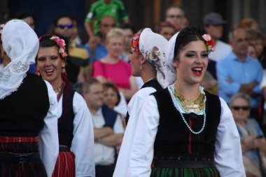 Festivalde geleneksel Balkanik dans