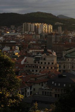 Bir tepeden Bilbao manzarası