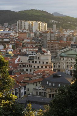 Bir tepeden Bilbao manzarası