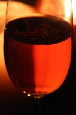 Bardakta kırmızı köpüklü şarap