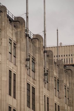 Londra şehir merkezinde bir bina.