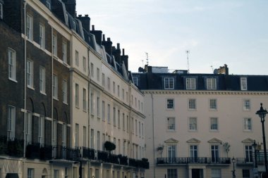 Londra şehir merkezinde bir bina.