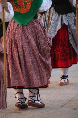 Halk festivalinde geleneksel bas dansı