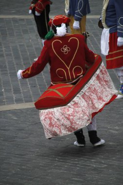 Halk festivalinde geleneksel bas dansı