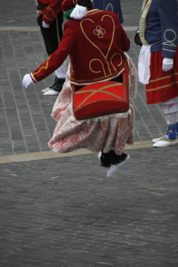 Halk festivalinde geleneksel bas dansı