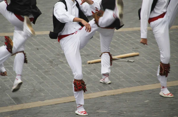 民俗祭の伝統的なバスク舞踊は — ストック写真