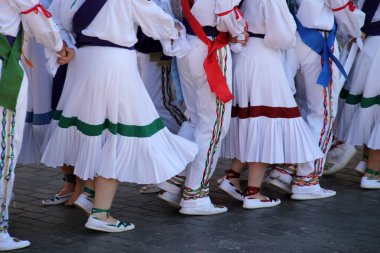Halk festivalinde Bask dansı sergisi