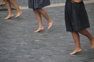 Halk festivalinde Bask dansı sergisi