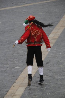 Halk festivalinde Bask dansı sergisi