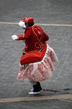 Halk festivalinde Bask dansı sergisi