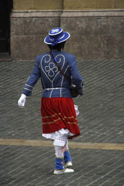Halk festivalinde Bask dansı sergisi