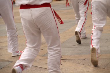 Halk festivalinde Bask dansı sergisi