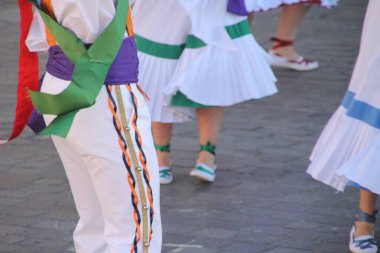 Halk festivalinde Bask dansı sergisi