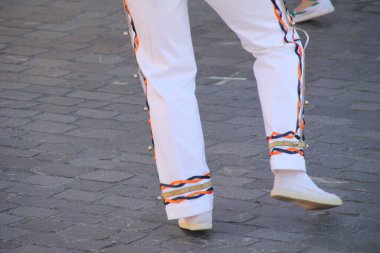 Halk festivalinde Bask dansı sergisi