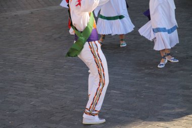 Halk festivalinde Bask dansı sergisi