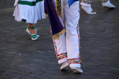 Halk festivalinde Bask dansı sergisi