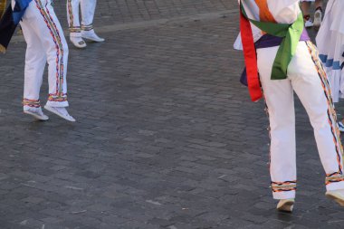 Halk festivalinde Bask dansı sergisi