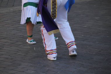 Halk festivalinde Bask dansı sergisi