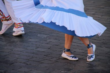 Halk festivalinde Bask dansı sergisi