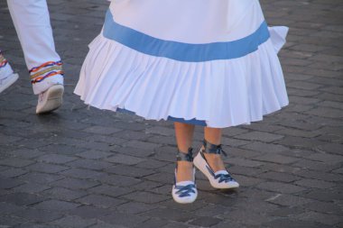 Halk festivalinde Bask dansı sergisi