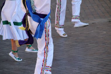 Halk festivalinde Bask dansı sergisi