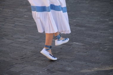 Halk festivalinde Bask dansı sergisi