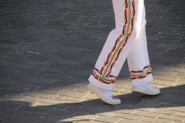 Halk festivalinde Bask dansı sergisi