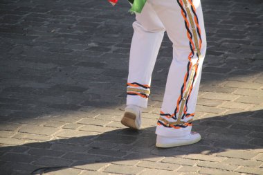 Halk festivalinde Bask dansı sergisi