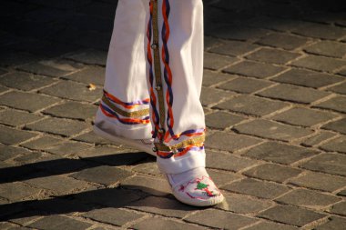 Halk festivalinde Bask dansı sergisi