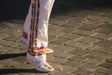Halk festivalinde Bask dansı sergisi