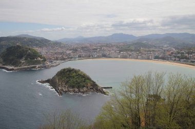 Bir tepeden San Sebastian manzarası