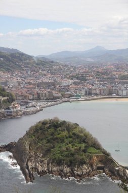 Bir tepeden San Sebastian manzarası