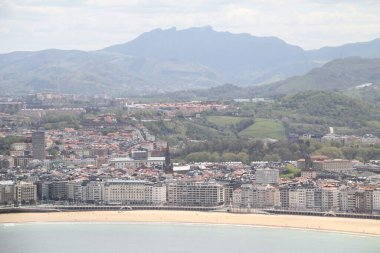 Bir tepeden San Sebastian manzarası