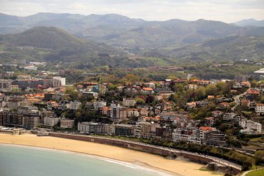 Bir tepeden San Sebastian manzarası