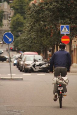 Şehir ortamında bisiklet sürmek.