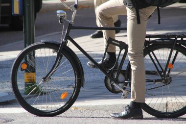 Şehir ortamında bisiklet sürmek.