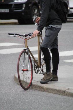 Şehir ortamında bisiklet sürmek.